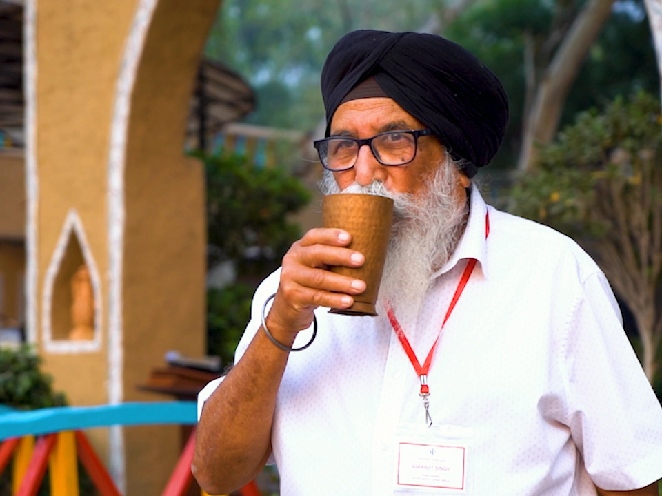 Juice Hut staff member preparing fresh organic fruit juice to order